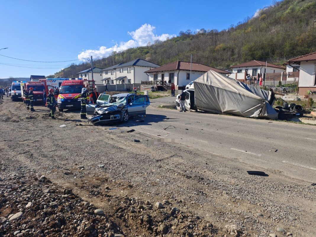 NEWS.ro: UPDATE - Accident cu şapte persoane, între care doi minori, în judeţul Mureş / Circulaţia la ieşire din localitatea Livezeni, blocată / Şase victime, transportate la spital - FOTO