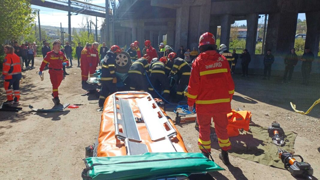 NEWS.ro: UPDATE - Accident rutier grav la Iaşi: autoturism căzut de pe Pasarela Bucium, după ce s-a ciocnit cu un camion/ Pompierii intervin pentru salvarea celor implicaţi/ A fost declarat decesul şoferului - FOTO