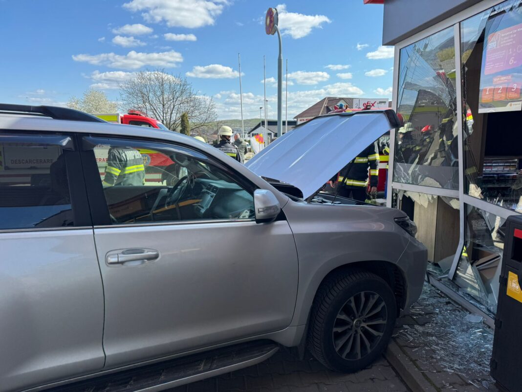 NEWS.ro: UPDATE - Accidente în judeţul Bistriţa – O maşină a intrat într-o cutie de gaz, în Năsăud, fiind raportate scurgeri / Un vehicul a intrat în clădirea unei benzinării, în municipiul Bistriţa / O femeie, un bebeluş şi un bărbat, la spital - FOTO