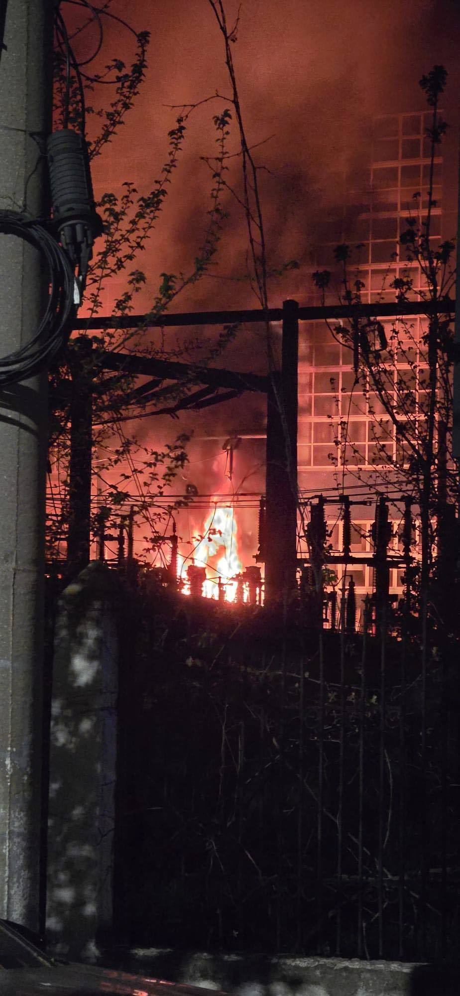 NEWS.ro: UPDATE - Aproximativ 2.300 de blocuri din vestul Capitalei, fără apă caldă în urma incendiului produs la CET Bucureşti Vest / Sunt afectate Sectoarele 5 şi 6 total, iar Sectoarele 1 şi 2 parţial/ Anunţul ELCEN