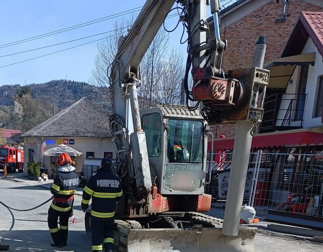 NEWS.ro: UPDATE-Conductă de gaz avariată şi pierderi de gaze în urma unor lucrări în Rucăr / Pompierii au izolat zona şi au anunţat distribuitorul/ Trafic oprit pentru autocamioane şi alternativ pentru celelalte maşini/ O sută de localnici, evacuaţi - VIDEO, FOTO