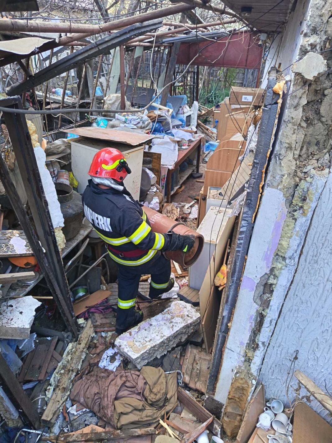 NEWS.ro: UPDATE - Explozie neurmată de incendiu într-o localitate din Prahova / Un bărbat de 86 de ani a suferit arsuri, fiind intubat / 8 butelii, legate în serie pentru a alimenta centrala termică - FOTO