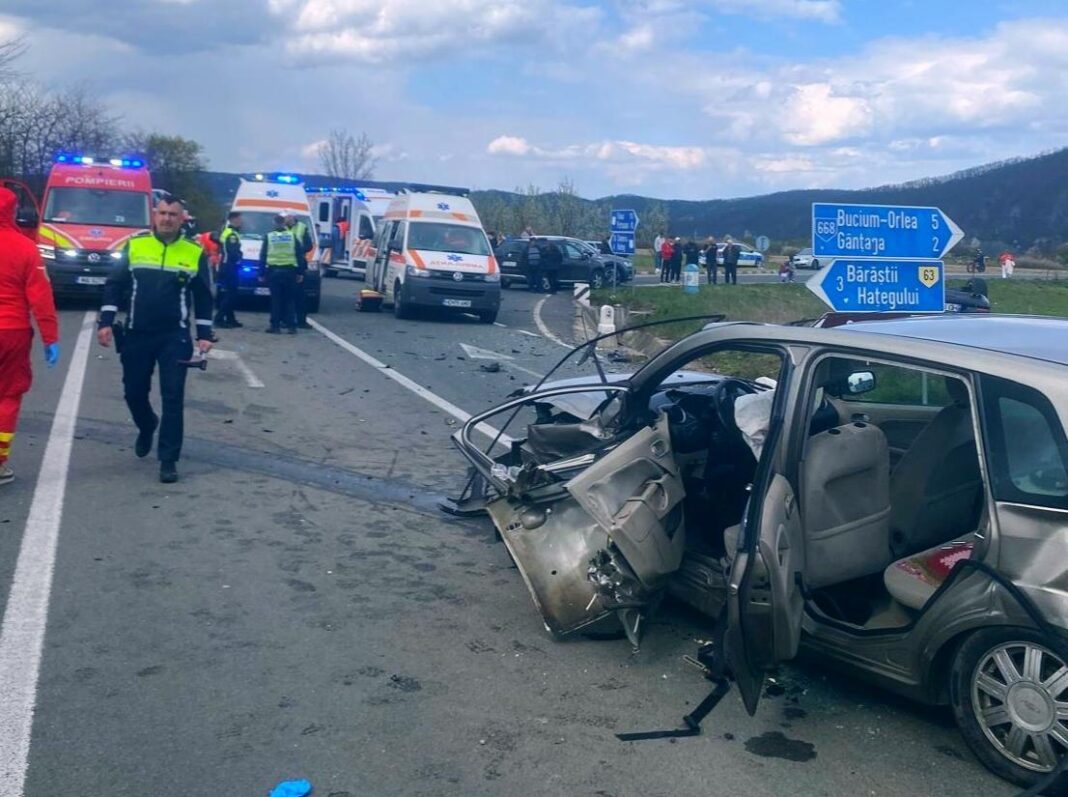 NEWS.ro: UPDATE - Hunedoara: Patru persoane, rănite într-un accident rutier produs pe DN 66 / Un bărbat de 74 de ani a murit/ Cauza accidentului/ Trafic rutier reluat - FOTO