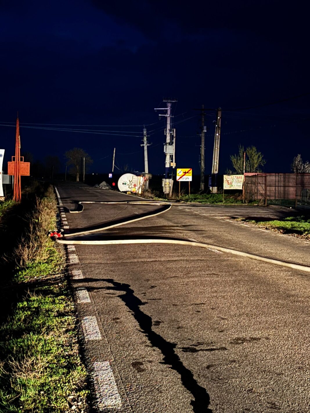 NEWS.ro: UPDATE  - Prahova: Cisternă încărcată cu 30 de tone de GPL, răsturnată pe drumul naţional 1D. Nu sunt scurgeri de combustibil / 72 de persoane au fost evacuate din zonă / O cisternă a fost trimisă pentru transvazarea gazului / Ce spune şeful DSU