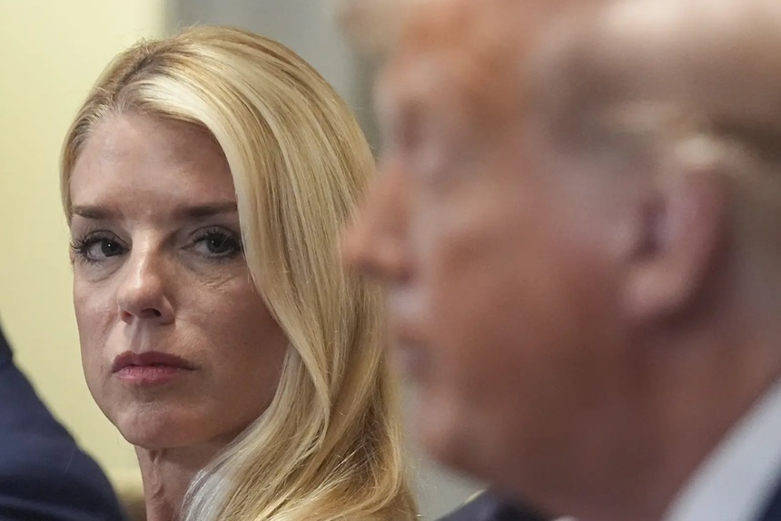 NEWS.ro: UPDATE - Trump a demis-o pe Pam Bondi din funcţia de procuror general al SUA. Adjunctul ei, Todd Blanche, preia interimatul