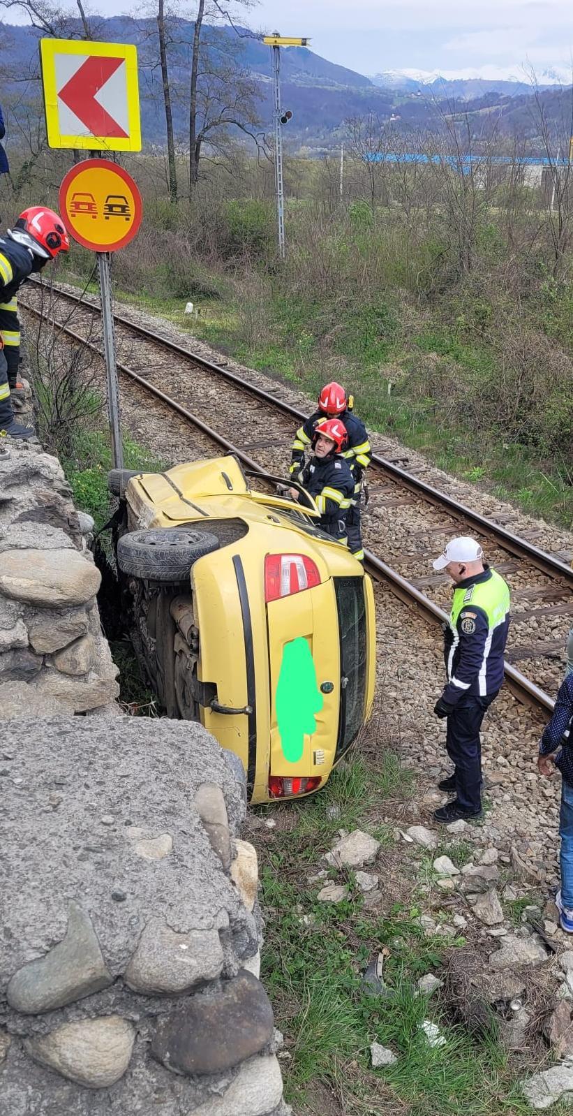 NEWS.ro: UPDATE - Vâlcea: Două autoturisme, implicate într-un accident rutier grav/ Unul dintre ele s-a răsturnat pe marginea unei căi ferate/ Trei persoane, rănite, una fiind în stare gravă/ Traficul rutier pe DN 7, blocat