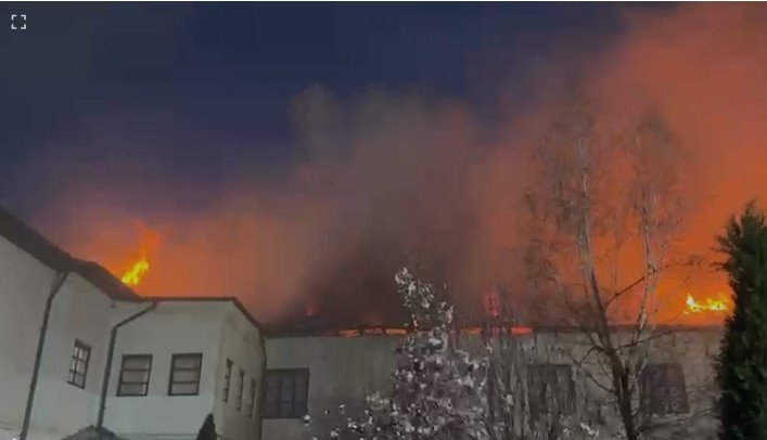 NEWS.ro: UPDATE - Vâlcea -  Incendiu puternic la acoperişul unor chilii ale Mănăstirii Bistriţa. Suprafaţa afectată este de 800 mp - FOTO, VIDEO