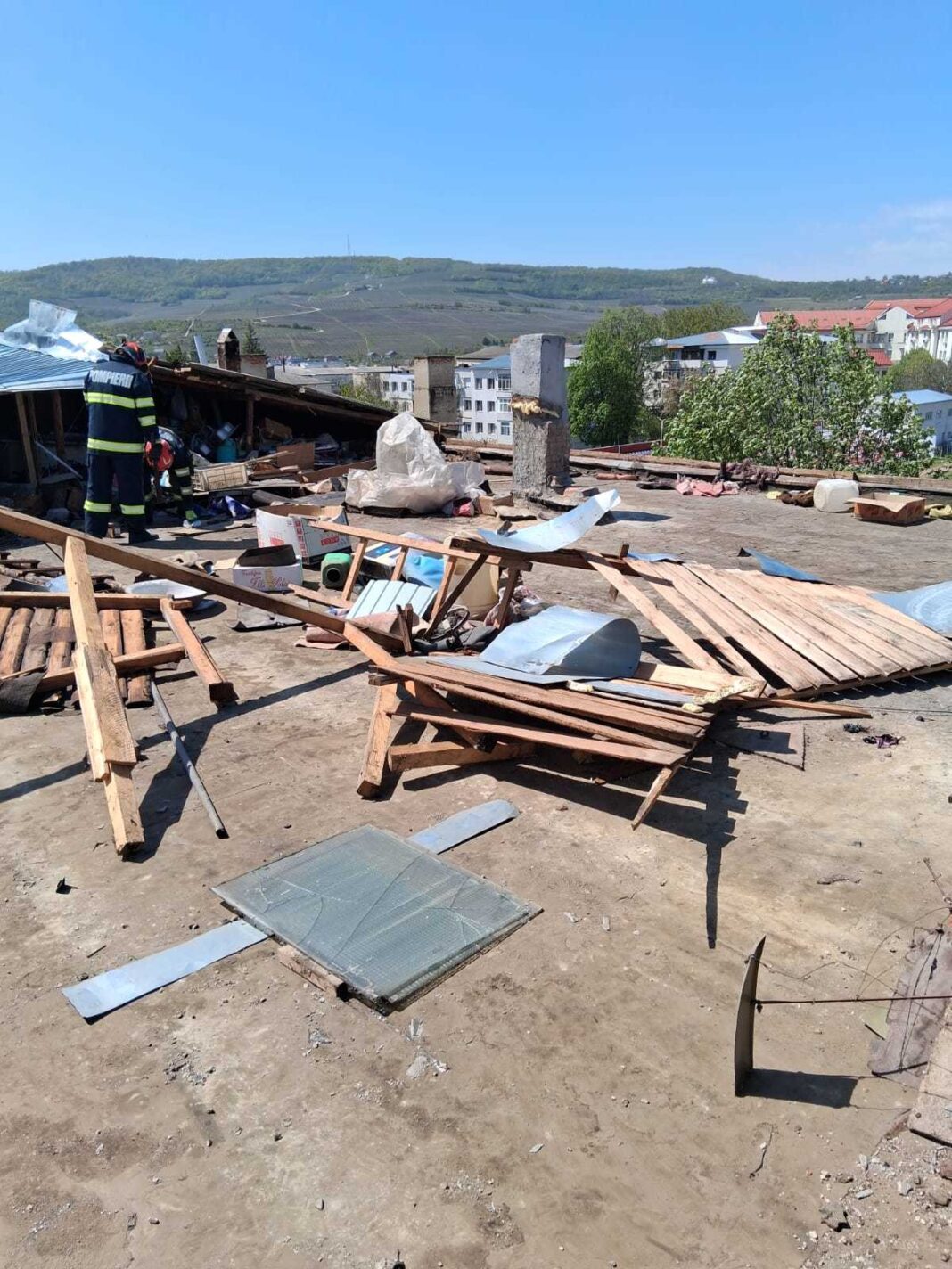 NEWS.ro: Vaslui: Bărbat mort, după ce un acoperiş luat de vânt a căzut peste el - FOTO