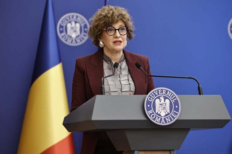 NEWS.ro: Vicepremierul Oana Gheorghiu: Moţiunea de cenzură PSD-AUR este un atac asupra României, bazat pe manipulare şi ştiri false, menite să isterizeze opinia publică şi să genereze alarmism în societate