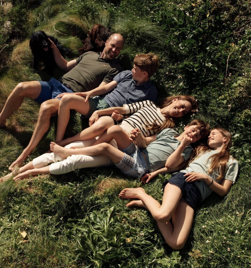 NEWS.ro: William şi Kate publică o fotografie de familie pentru a marca cei 15 ani de la căsătoria lor