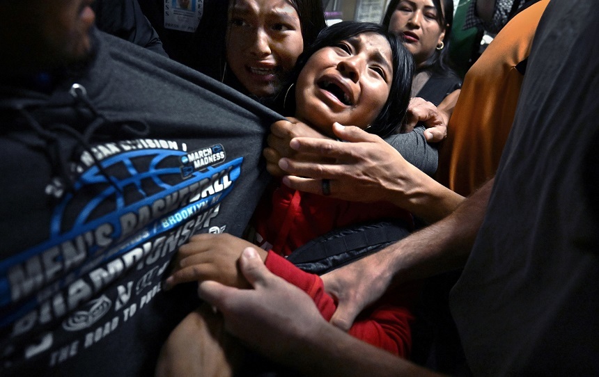 NEWS.ro: World Press Photo 2026 - Imaginea anului surprinde drama separării unei familii de migranţi în SUA/ Expoziţia internaţională ajunge şi anul acesta la Bucureşti, în luna mai