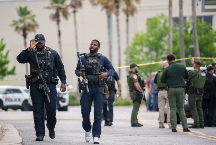 NEWS.ro: Zece persoane rănite, două grav, în SUA, într-un schimb de focuri între două grupuri, în zona restaurantelor, într-un centru comercial la Baton Rouge, în Louisiana. Doi suspecţi, fugari