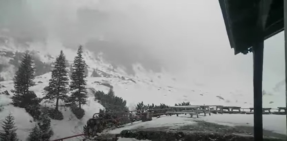 Ninsori în Bucegi înainte de 1 Mai și ploi în mai multe regiuni. Sfaturile salvamontiștilor pentru turiști