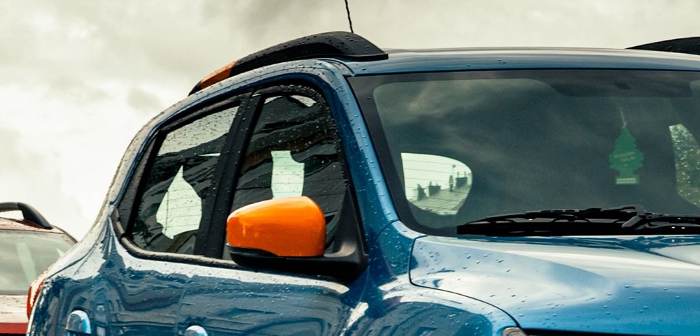 Noua Dacia electrică, surprinsă camuflată pe șosea. Imagini cu modelul care va costa sub 18.000 de euro