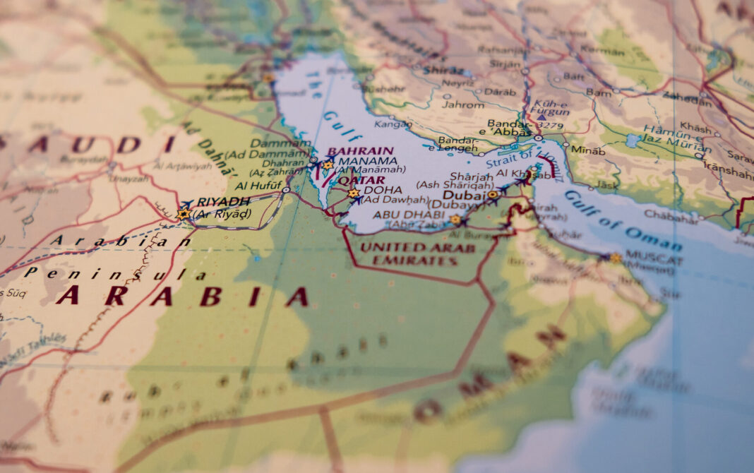 Noul lider suprem al Iranului promite continuarea rezistenței, după ce Strâmtoarea Ormuz a fost închisă din nou / Dronele „lovesc criminalii americani și sioniști ca fulgerul”