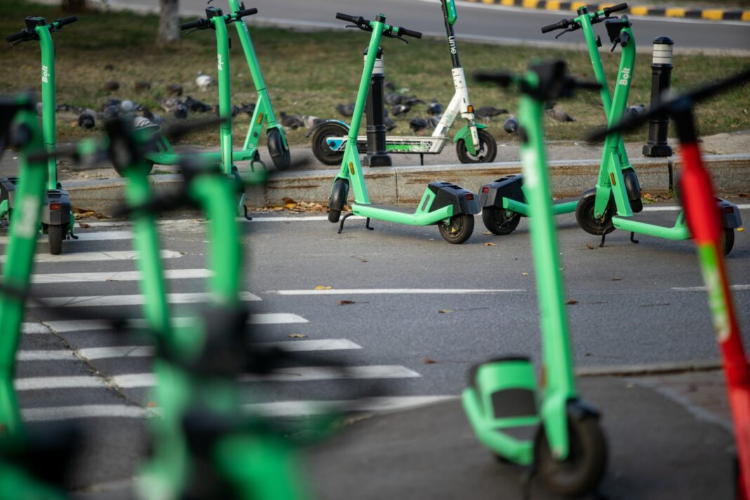  „Nu mai poți merge cum vrei cu trotineta la Cluj-Napoca” / Primăria impune reguli stricte pentru trotinetele electrice de închiriat / Se opresc automat în unele zone din oraș
