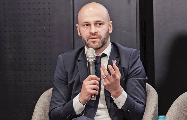 O altă perspectivă a „roboţilor care ne iau locurile de muncă“. Radu Berevoescu, PepsiCo: Aveam o sută de oameni care luau pungi din cutii şi le puneau în alte cutii. Am adus roboţi de zeci de milioane de dolari, iar acei oameni au fost recalificaţi şi operează roboţii care fac aceste operaţiuni