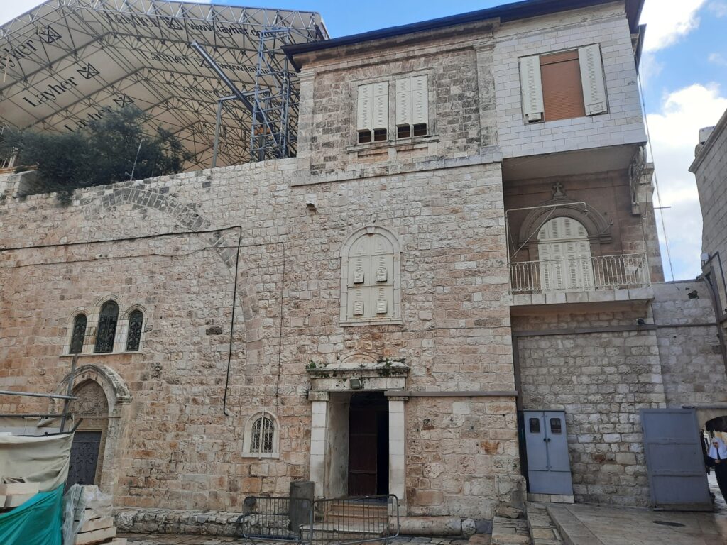 O biserică veche de piatră, posibil ctitorie a lui Mircea cel Bătrân, descoperită de arheologi în centrul orașului Râmnicu Vâlcea