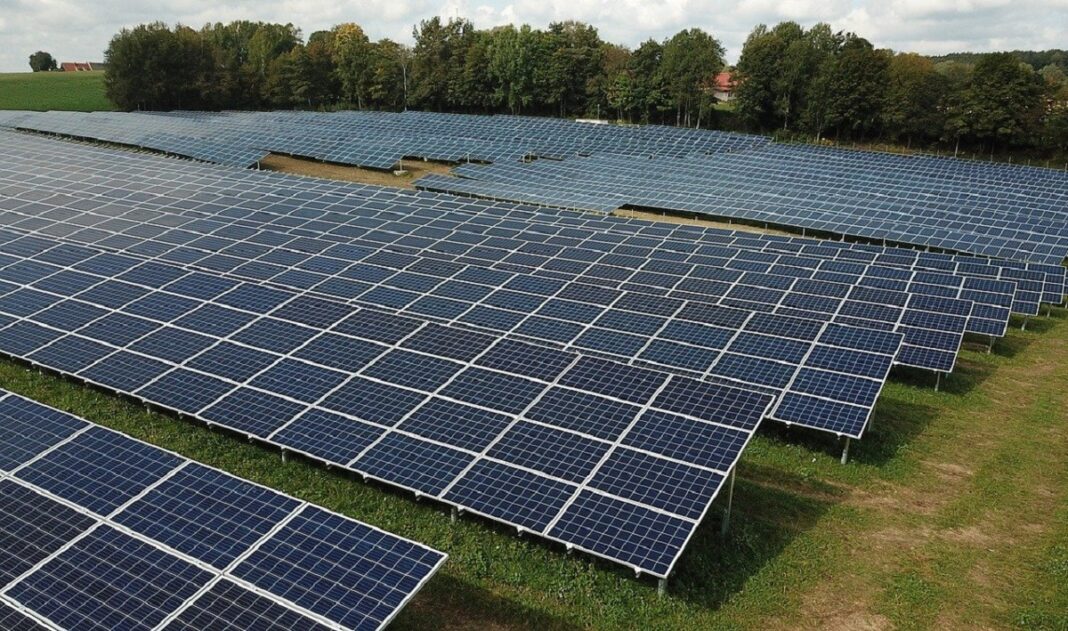 O centrală fotovoltaică va asigura necesarul de energie al primăriei Mărăşeşti din Vrancea şi al școlilor din localitate