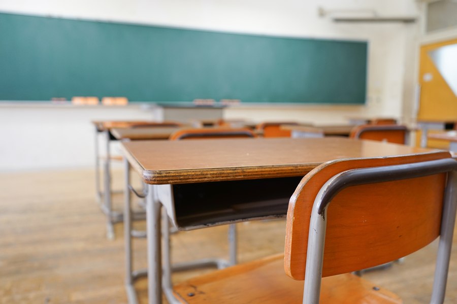 O femeie care și-a falsificat diploma, obligată să returneze statului italian jumătate din salariile pe 5 ani