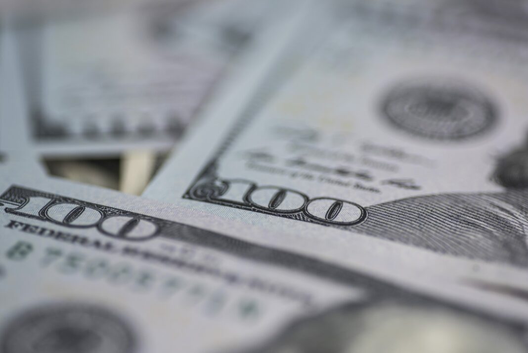 O femeie din China a aruncat 160 de mii de dolari de la balcon după o ceartă în familie