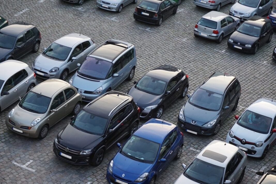 O fetiță de 4 ani a murit în mașină, după ce a fost lăsată singură, în parcarea unui centru comercial din Craiova / S-a deschis dosar penal pentru ucidere din culpă