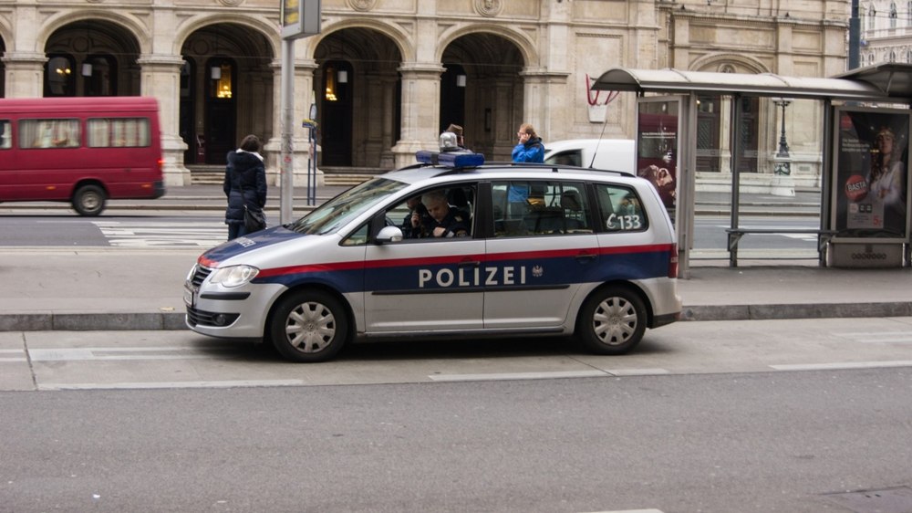 O rețea de escroci, majoritatea români, descoperită în Austria. Bunurile obținute erau vândute în București