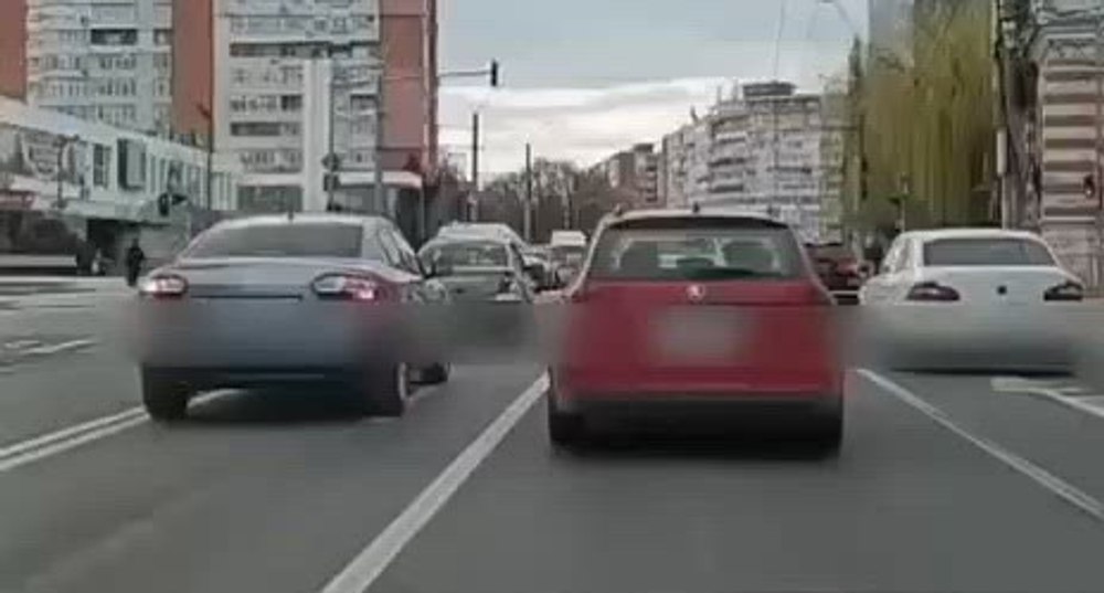 O șoferiță de 18 ani a a turtit mașina poliției aflată în misiune. Accidentul, surprins de o cameră de bord