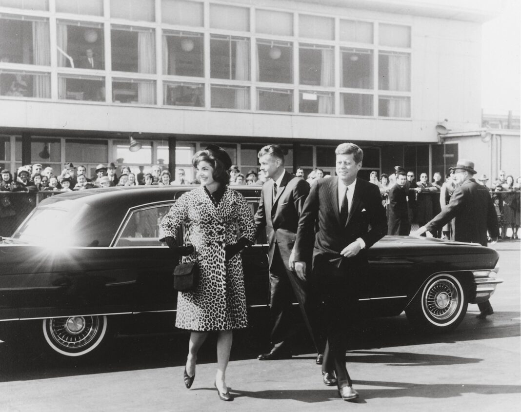 Obiectele lui Jackie Kennedy, vândute pe milioane: povestea celei mai spectaculoase licitații din anii ’90