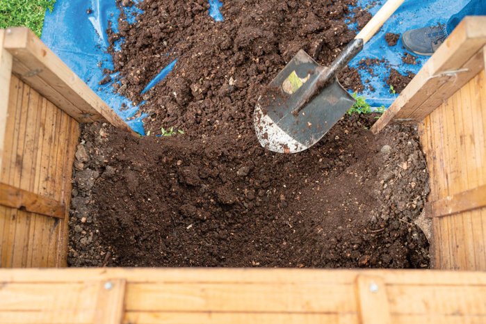 Pagina verde. Cum se transformă deşeurile biodegradabile în resursă: Academia de Compost, un proiect care a convins sute de bucureşteni să nu arunce la gunoi fructele şi legumele, a transformat 30 de tone de resturi vegetale în îngrăşământ pentru grădinile din Bucureşti