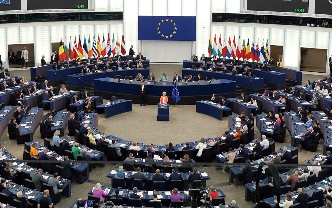 Parlamentul European a aprobat votul prin procură pentru eurodeputate în timpul sarcinii şi al concediului de maternitate