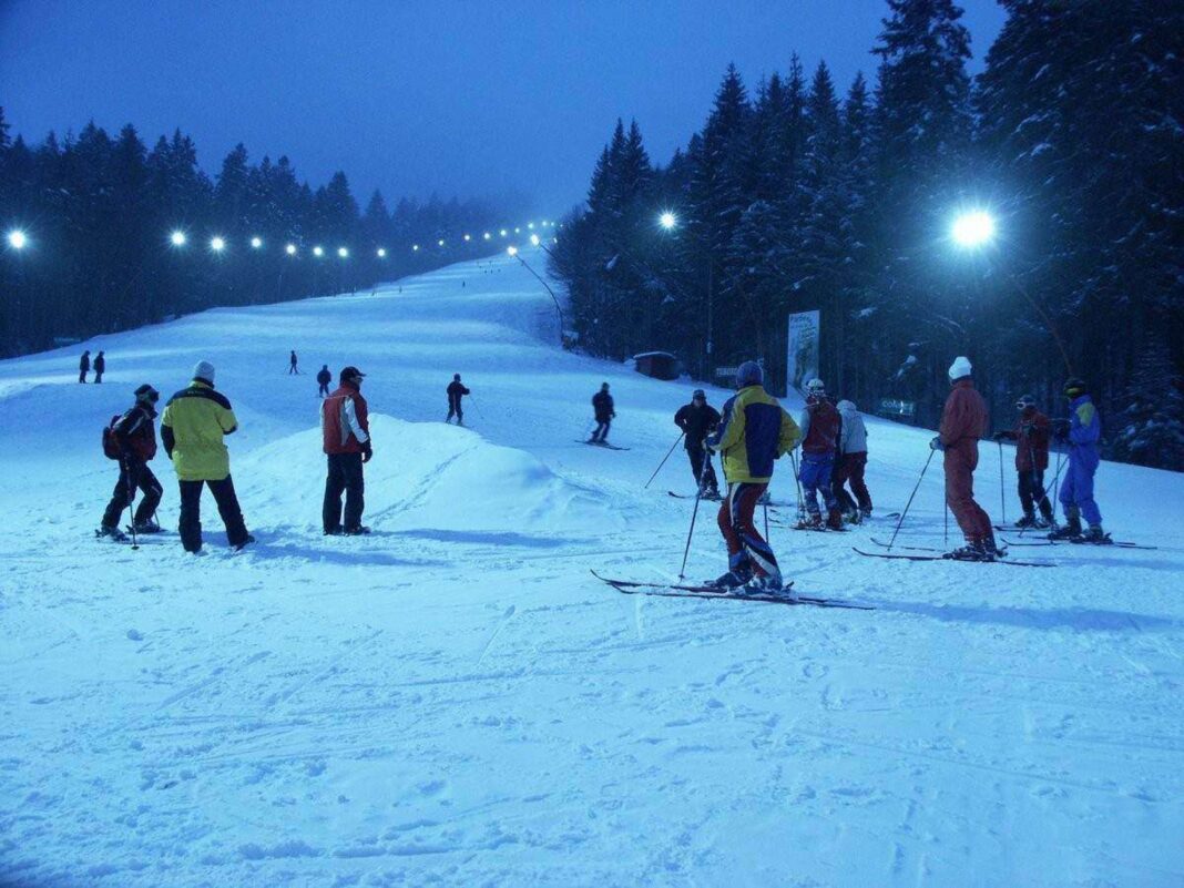 Paște pe schiuri la Sinaia: turiștii au urcat la munte pentru zăpadă