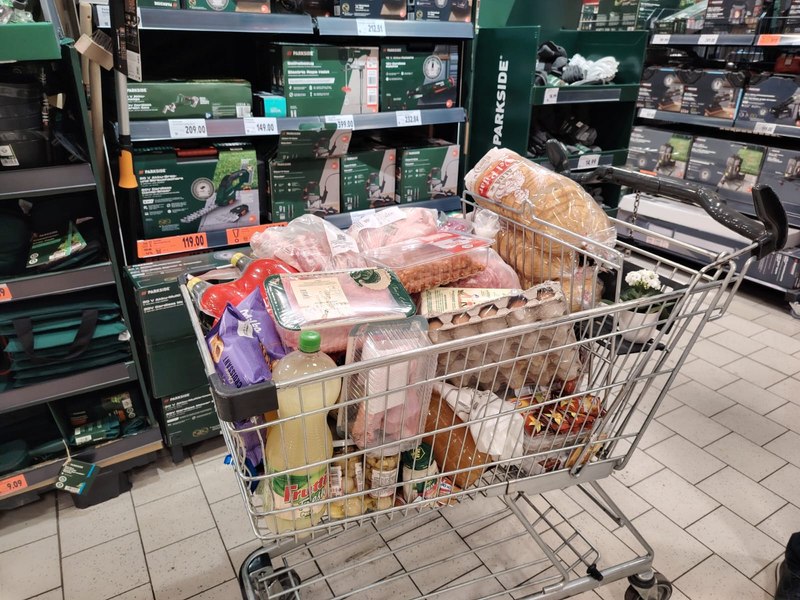 Paștele 2026, la extreme: de la coșuri pline în supermarket la „puneți-mi hamsii de 1 leu” în piețe. Prețurile la verdețuri au explodat REPORTAJ