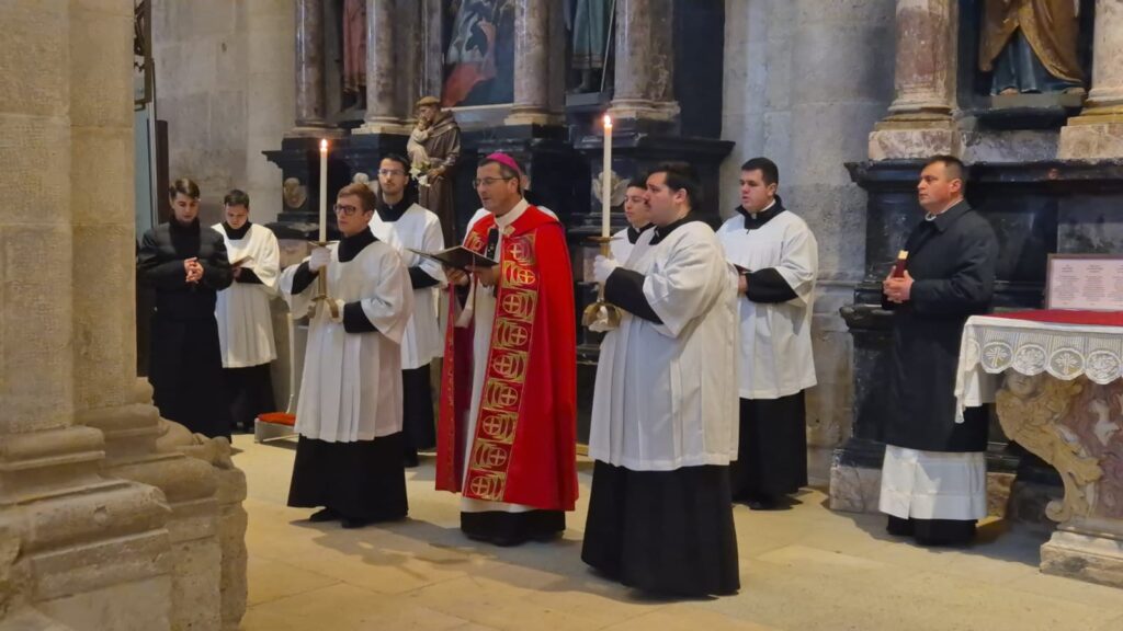 Paștele Catolic și Reformat, sărbătorit cu discreție de aproape 1,4 milioane de credincioși din România: Cum se celebrează în funcție de rit și de ce nu toți catolicii îl țin mereu în aceeași zi