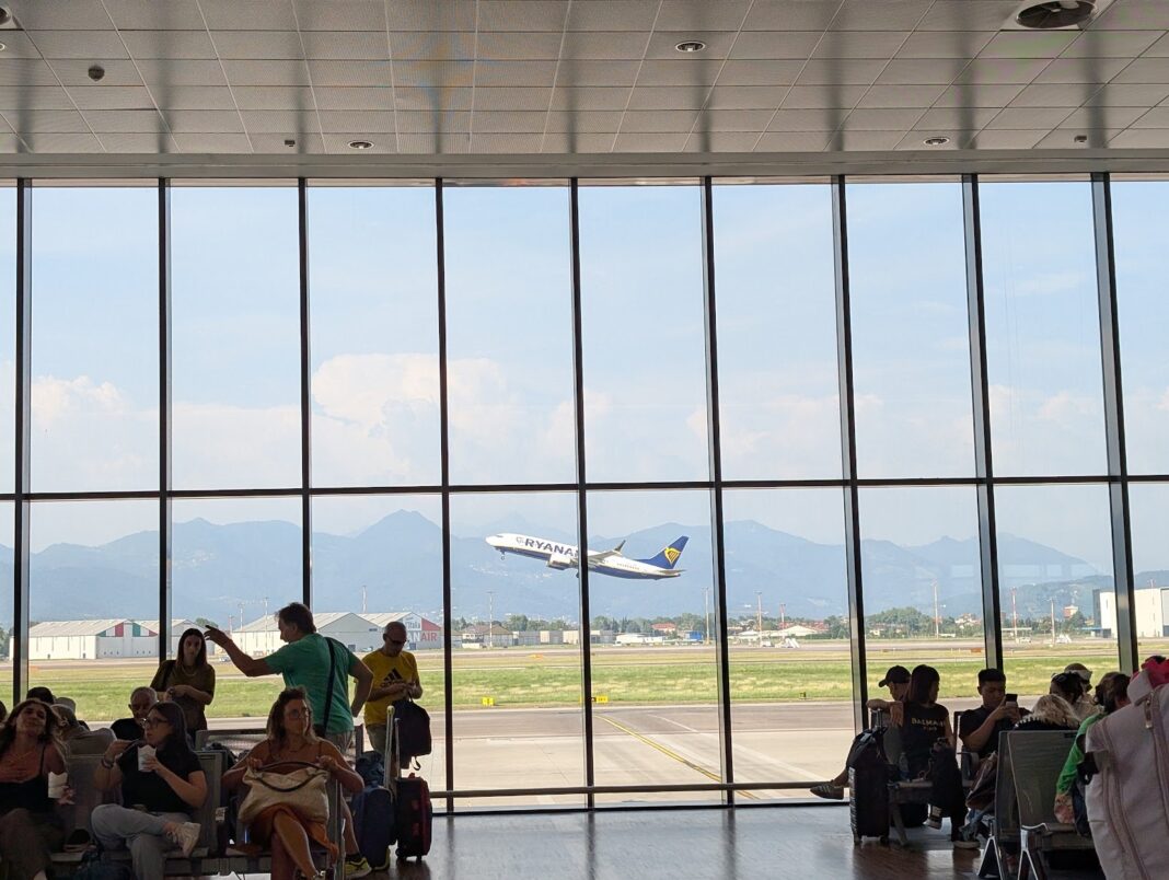 Patru aeroporturi italiene aplică restricţii la realimentarea aeronavelor din cauza lipsei de combustibil