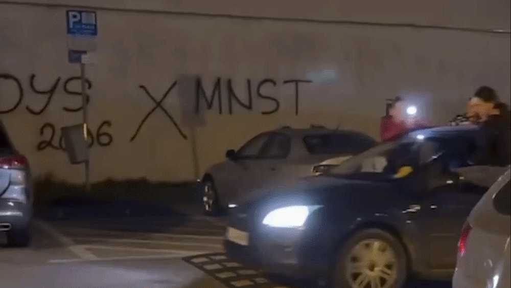 Patru tinere, filmate în timp ce călătoreau ieșite pe geamurile unei mașini conduse de o fată de 19 ani. Cât a costat distracția