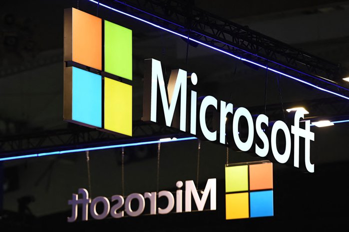 Pentru prima oară în istorie, Microsoft demarează un program de concedieri voluntare: 7% din angajaţii din SUA sunt vizaţi, adică aproximativ 8.000 de oameni