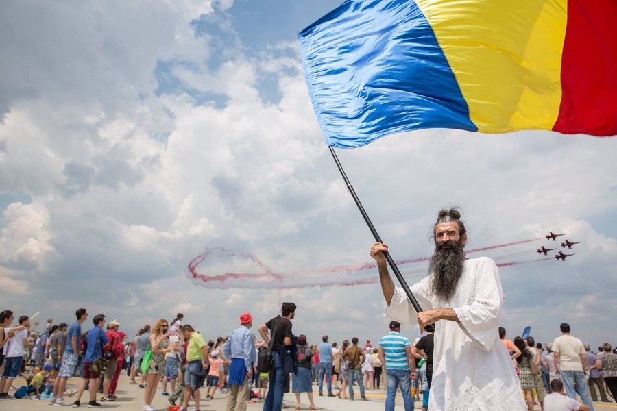 Percheziții în Capitală, după apariția unor mesaje extremiste în mediul online. Printre cei vizați s-ar număra și „Stegarul Dac”