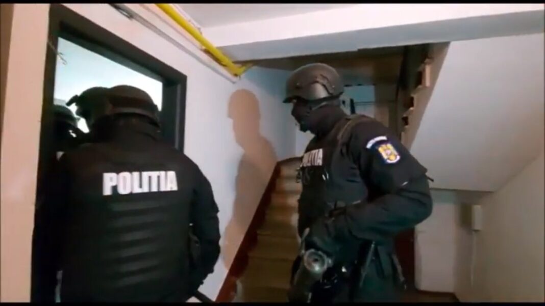 Percheziții în Vâlcea într-un dosar privind transmiterea ilegală online a unor meciuri de fotbal. Ancheta vizează și venituri din reclame