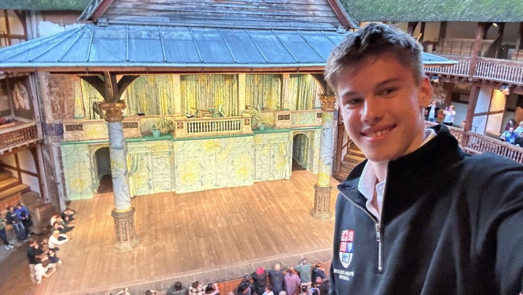 Performanță la 15 ani: un elev din Iași, în elita teatrului din Londra / „Să fiu pe scenă e cea mai frumoasă metodă de a mă relaxa” / Povestea lui Patric, medaliat cu aur la London Academy of Music and Dramatic Art