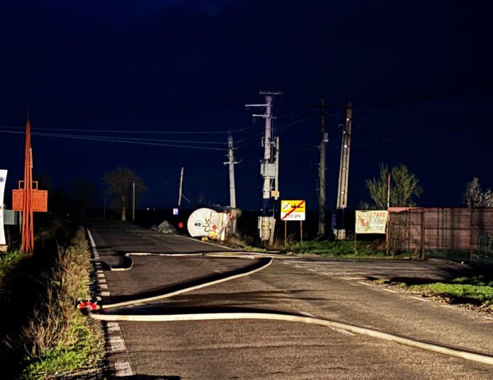 Pericol major în Prahova: cisternă cu GPL răsturnată, zeci de oameni evacuați preventiv