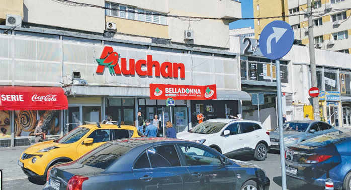 Piaţa care a învins supermarketul: Auchan a închis magazinul din cadrul Bucur Obor din Bucureşti
