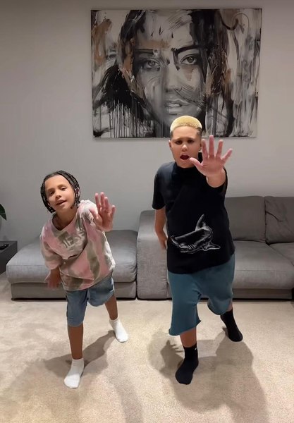 Piesa „Mamacita” a împărțit România în două. Sunt copiii lui Alex Velea victimele marketingului sau micii artiști ai noii generații?