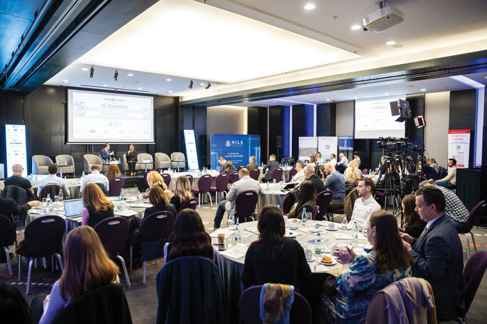 Pipeline-urile marilor dezvoltatori rezidenţiali, contractate 70-75% pentru 2026-2028, se mută din Bucureşti spre Sibiu, Braşov şi Constanţa, pe fondul blocajului administrativ din Capitală. Modelul Oradea – regenerarea centrului ca motor economic – rămâne ignorat de Bucureşti