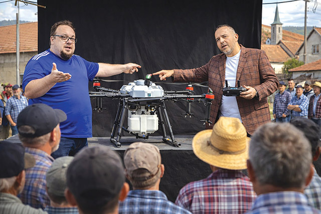 Platforma digitală Proxy Drone îşi propune să fie „Uberul agriculturii“ şi să conecteze fermierii cu operatorii de drone agricole. Investiţia în aplicaţie, de circa 50.000 de euro, făcută de doi antreprenori români.