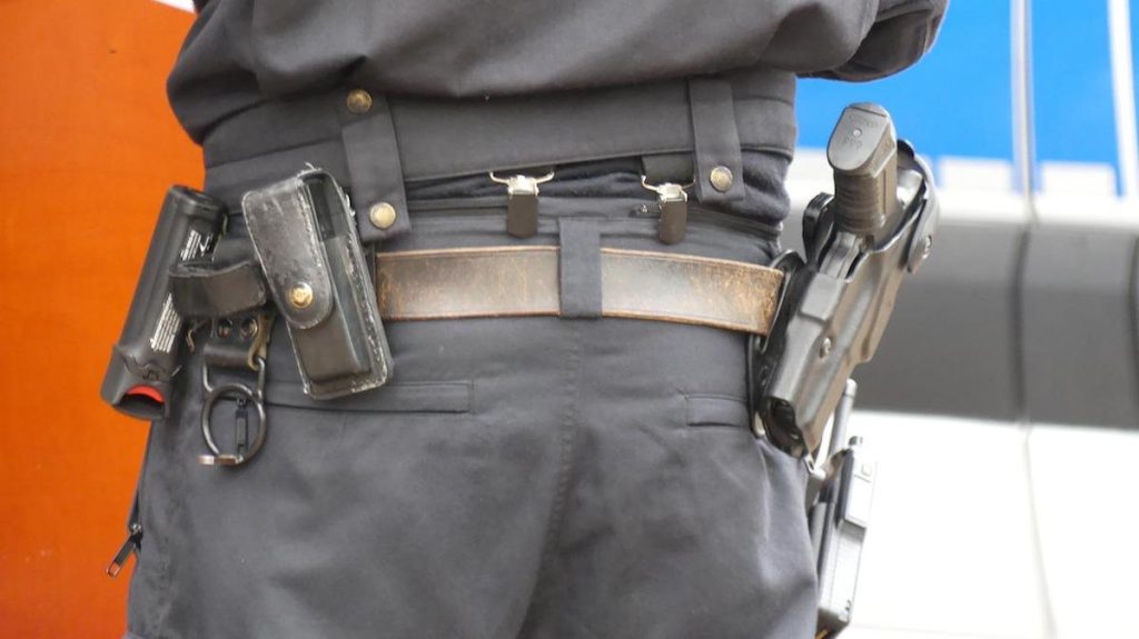 Poliţist rănit în timpul intervenţiei la un scandal, în Mureș / Agresorul a fost ulterior împușcat în picior / Polițistul a fost luat cu ambulanța, agresorul – cu elicopterul