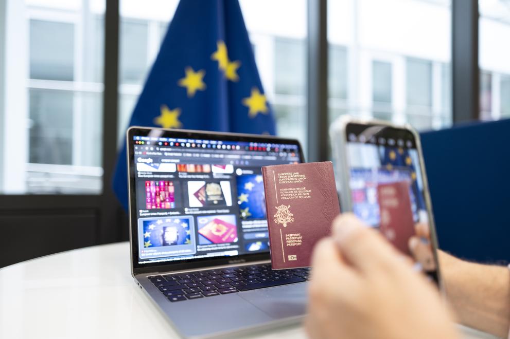 Portofelul digital european: cât de sigur este și ce riscuri aduce noua identitate electronică a UE / Va permite cetățenilor să își dovedească identitatea online în întreaga Uniune Europeană