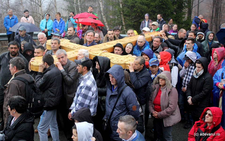 Povestea Drumului Crucii din stațiunea Straja, unul dintre cele mai dificile pelerinaje din România