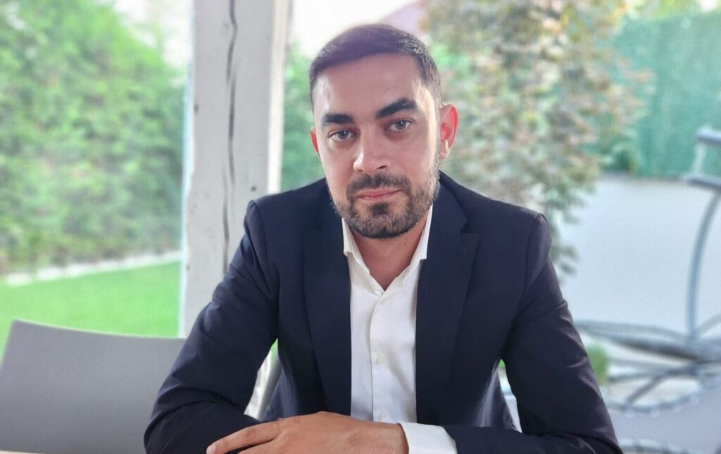 Premier Energy, compania cehă care a cumpărat celebrele parcuri fotovoltaice ale nepotului lui Marcel Ciolacu, a plătit 700 de milioane de euro pentru firma de distribuție de electricitate din Oltenia