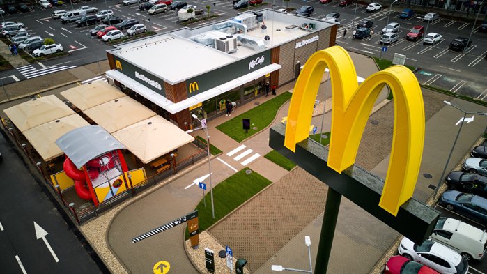 Premier Restaurants România, operatorul restaurantelor McDonald's, anunţă investiţii de 400 mil. lei în extindere şi digitalizare. În 2025, compania a trecut de 2,26 mld. lei vânzări, plus 12% an/an